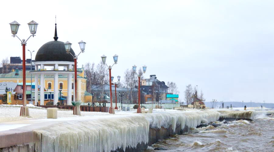 Våra biluthyrningstjänster erbjuder ett mångsidigt urval av fordon i Petrozavodsk.